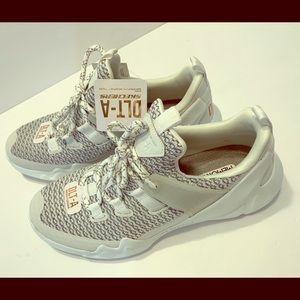 New DLT-A SKETCHERS AIR COOLED MEMORY FOAM SIZE 9